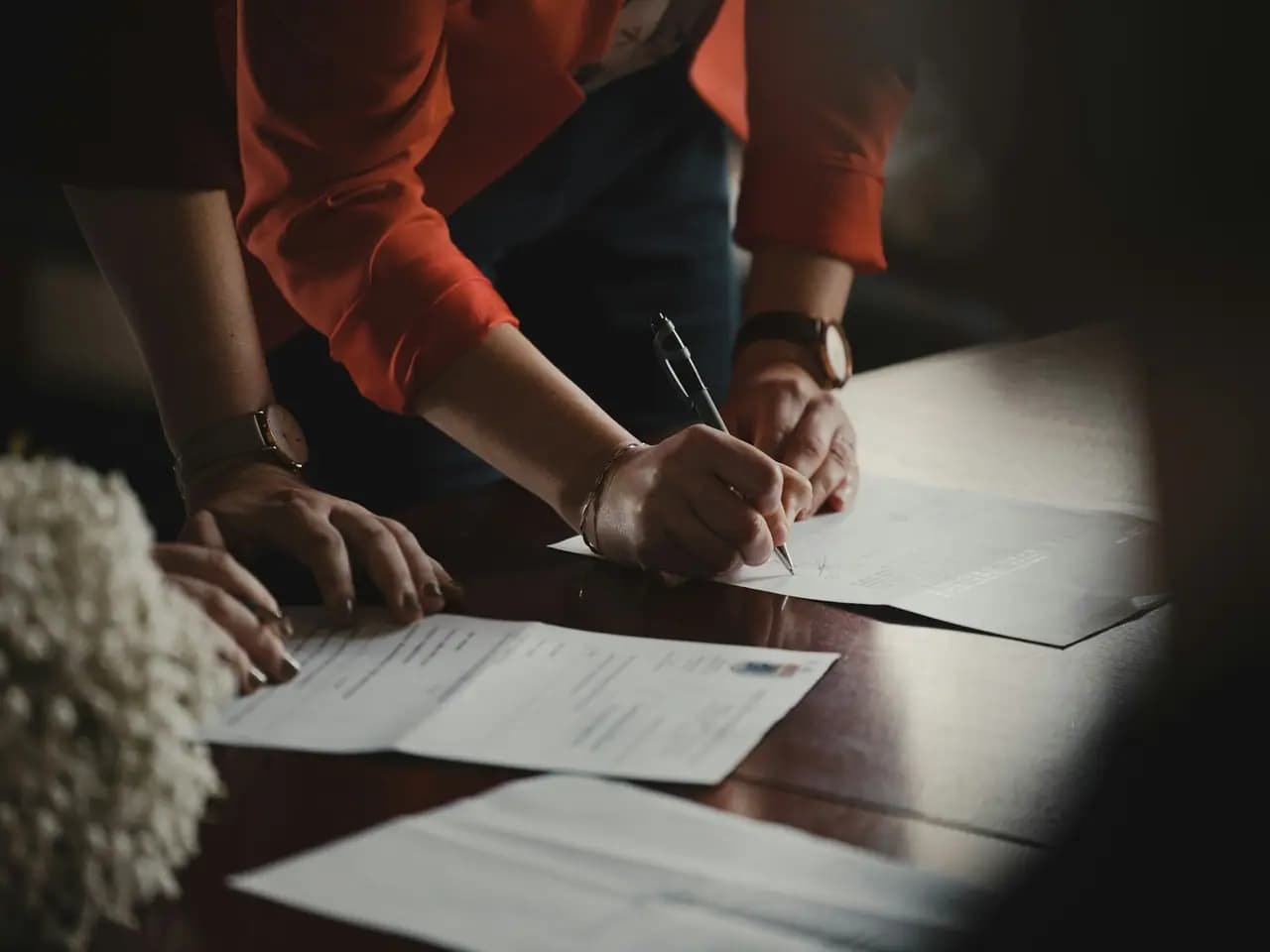 Contrato de prestação de serviços sobre mesa com caneta