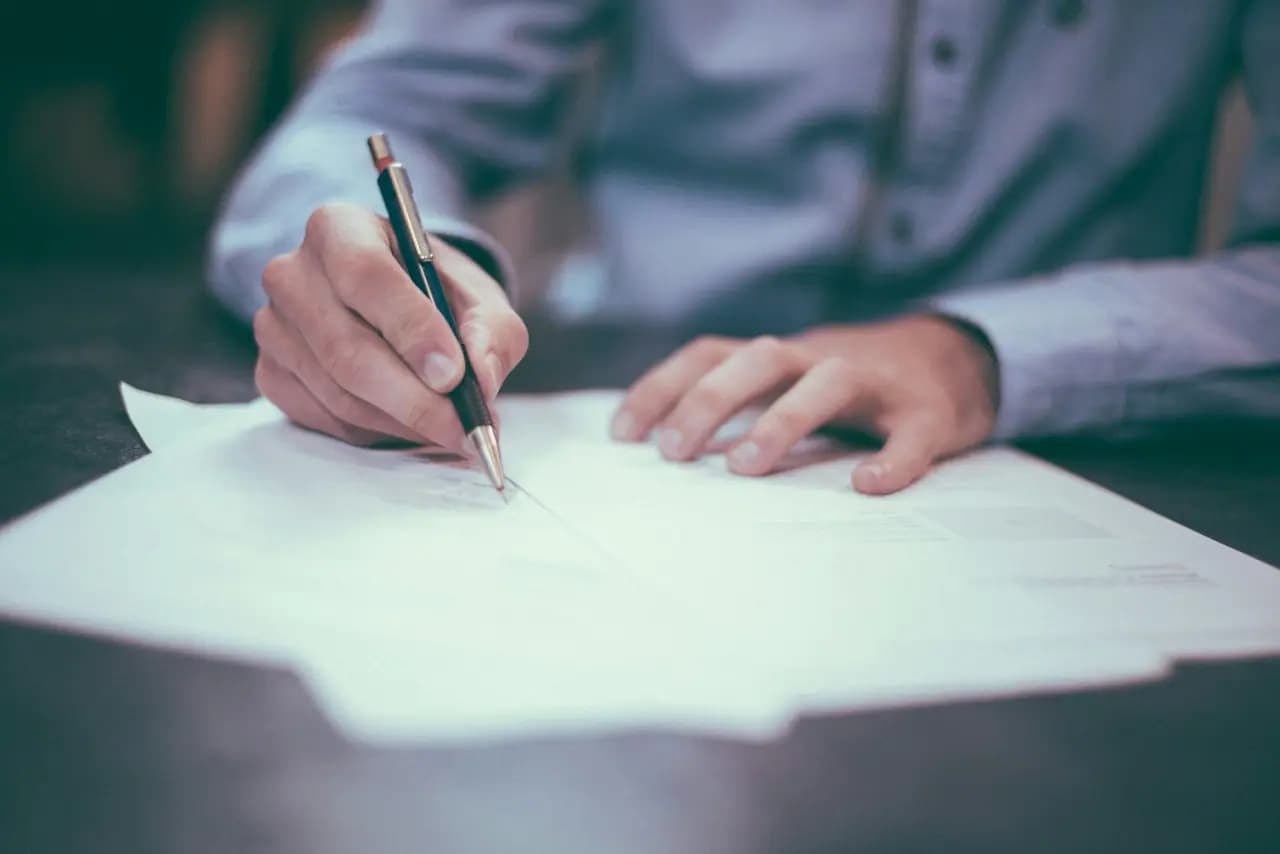 Quadro com notas classificando tarefas por urgência e importância