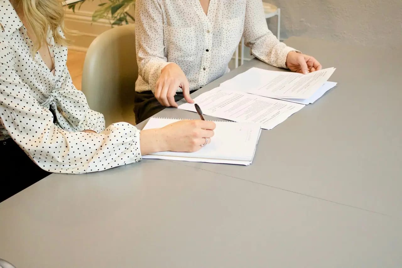 Documentos de financiamento imobiliário sobre uma mesa