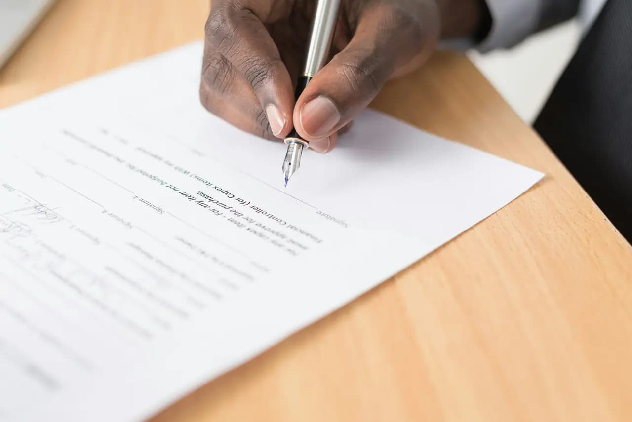 Documento de plano anual de condomínio sobre mesa de trabalho