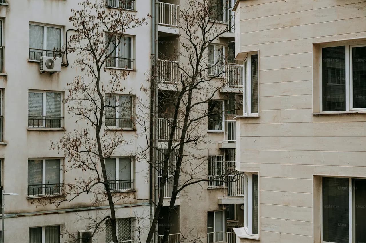 Entrada de edifício residencial com portaria