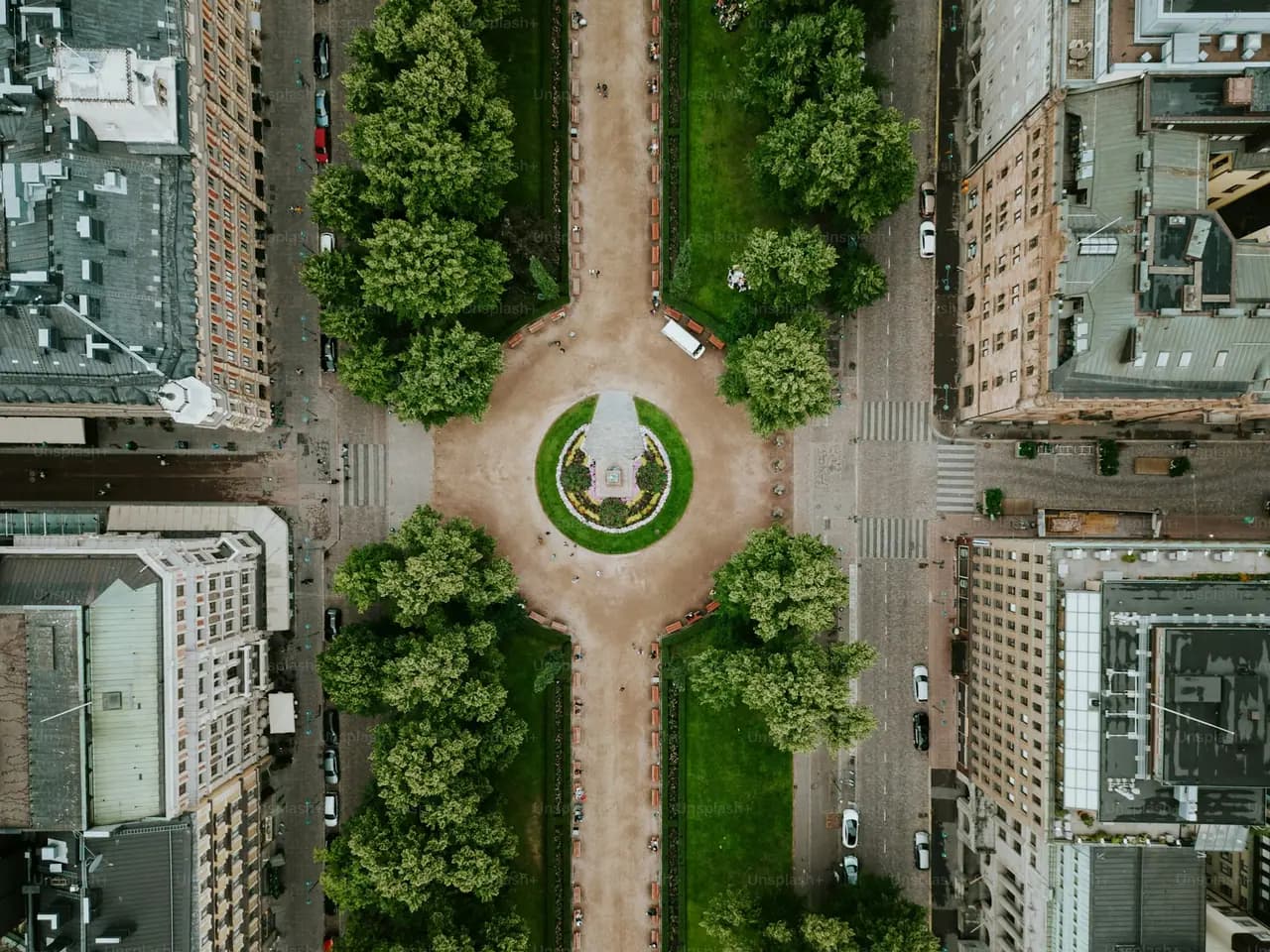 Calçada requalificada com ciclovia e arborização
