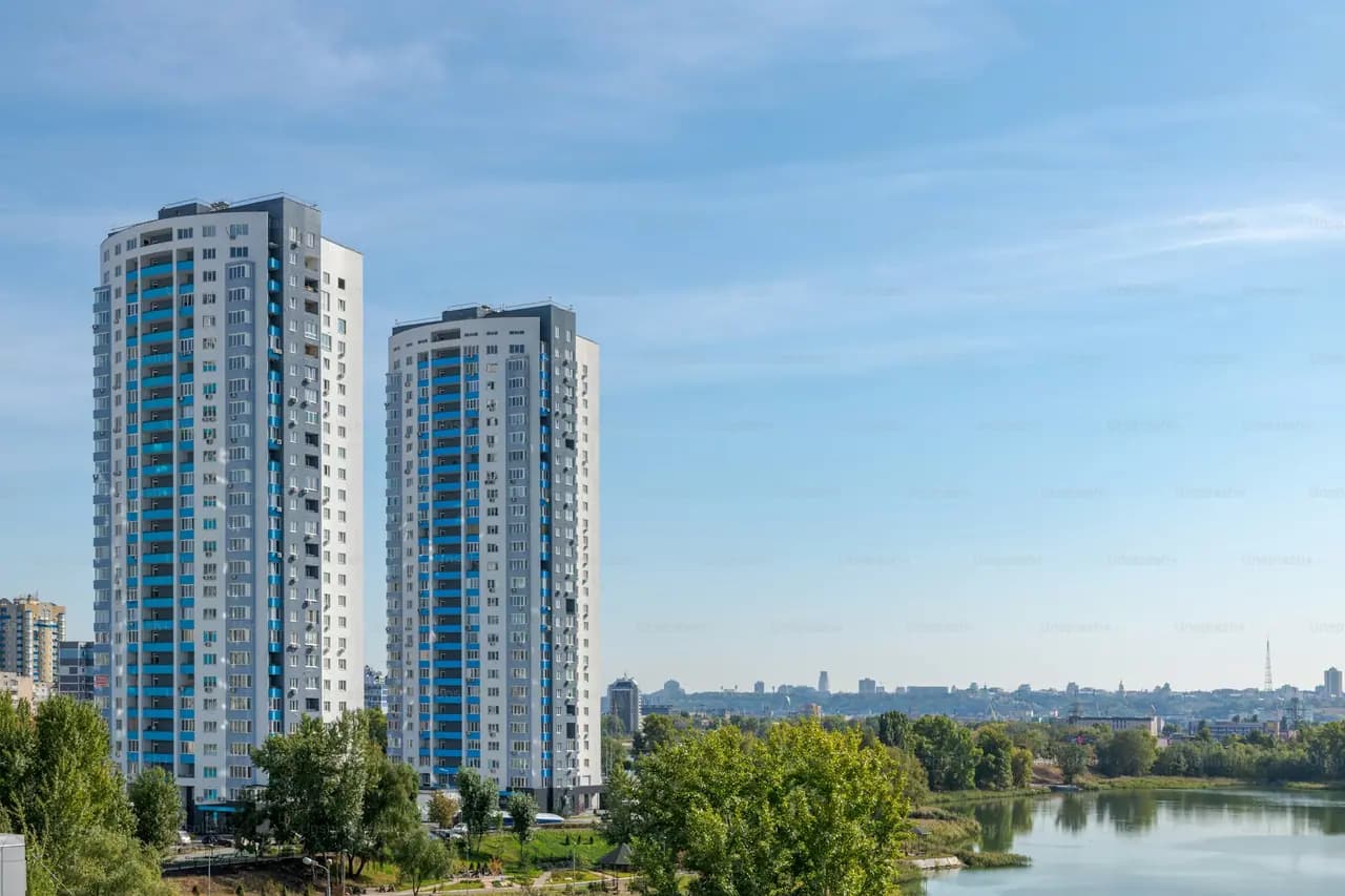 Vista de um conjunto de edifícios residenciais em área urbana arborizada