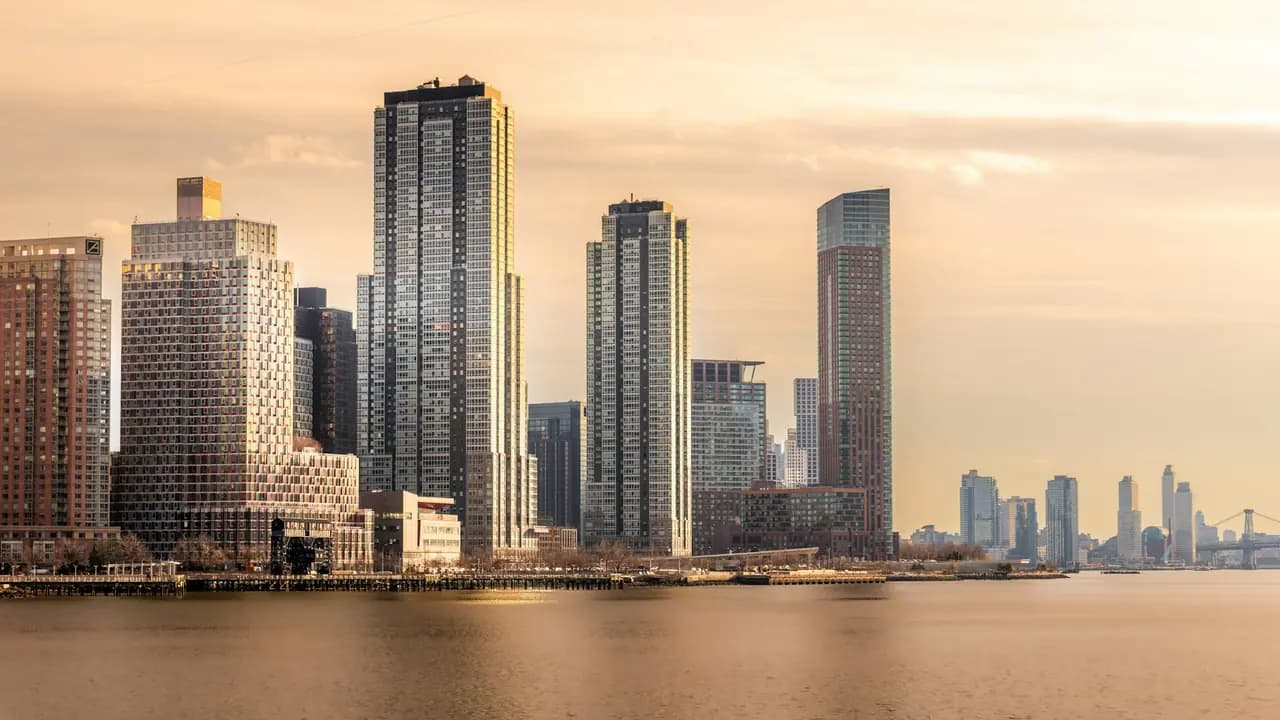 Vista aérea de bairro residencial com edifícios de diferentes alturas