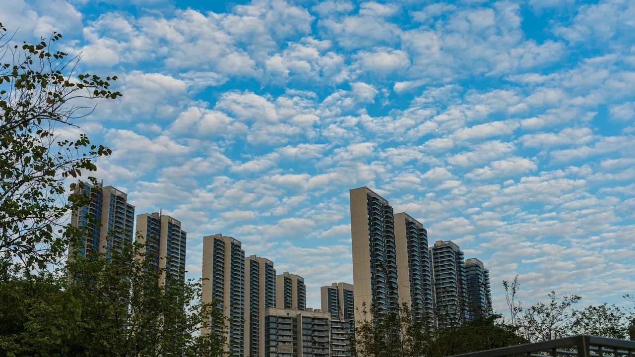 Edifícios residenciais vistos do alto ao entardecer