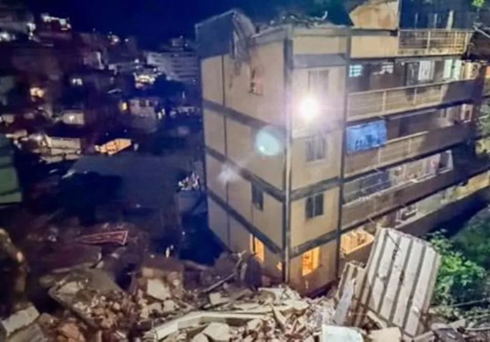 Imóvel interditado de quatro andares desaba no Rio de Janeiro